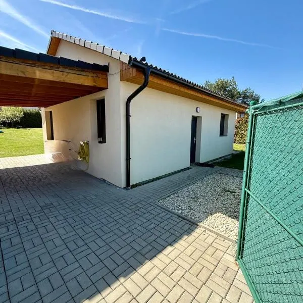 Tiny house, renowned location, 20 minutes from Prague, hotelli kohteessa Řitka