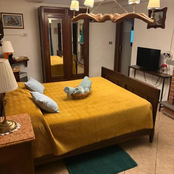 Camera Glicine con bagno privato, khách sạn ở Castellero