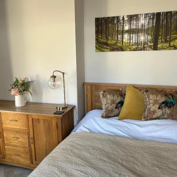 Sunny Garden WFH Retreat with Private Entrance and Parking near NEC BHX JLR, hotel in Solihull