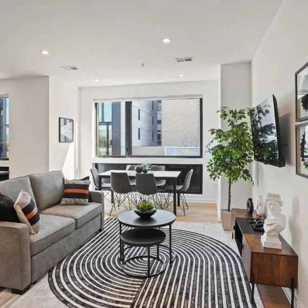 Huxley 6 Elegant Penthouse Heart of Downtown DC, hotel in Washington