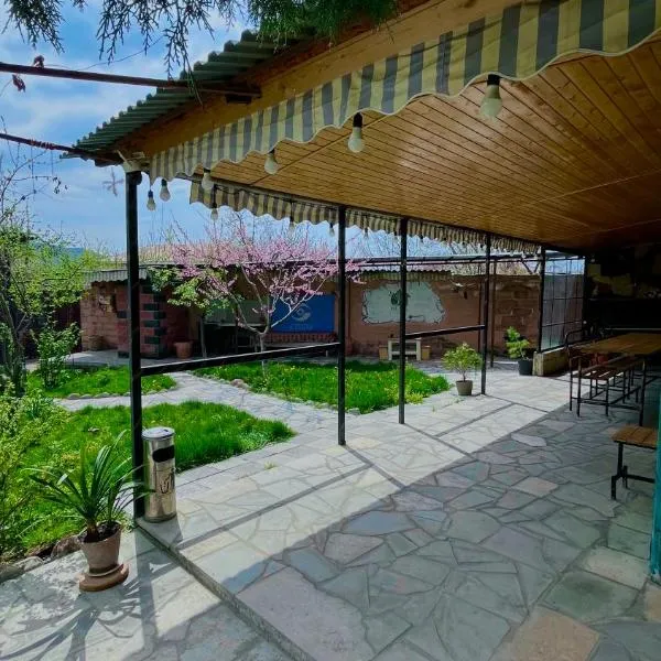 Ners House, hotel v Garni