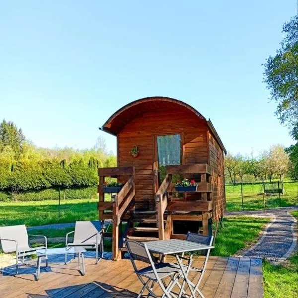 Roulotte Arya,tout confort petit déjeuner inclus, hotell i Housseras