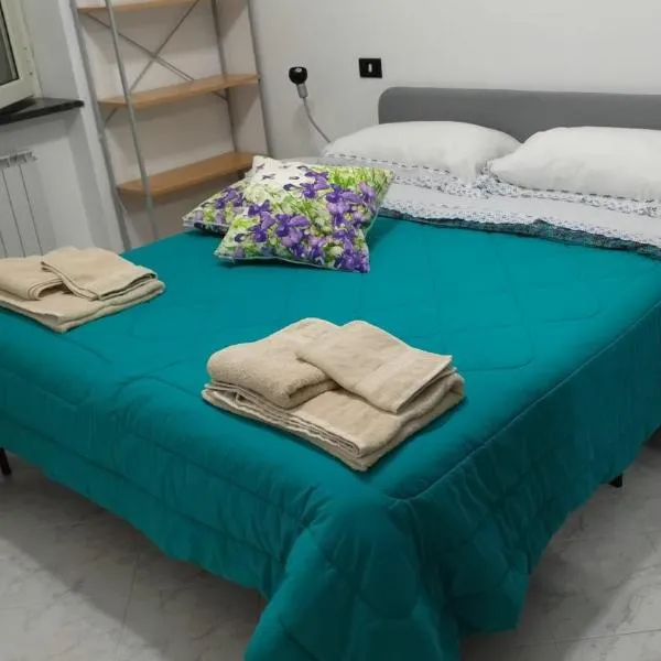 Alex's Hut, entire independent apartment, hotel u gradu 'Varcaturo'