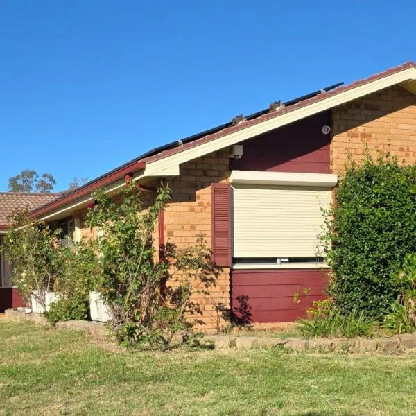 4 Bedroom, 3 bath room home in Kingswood NSW, free WIFI Internet, free parking, hotel sa Kingswood