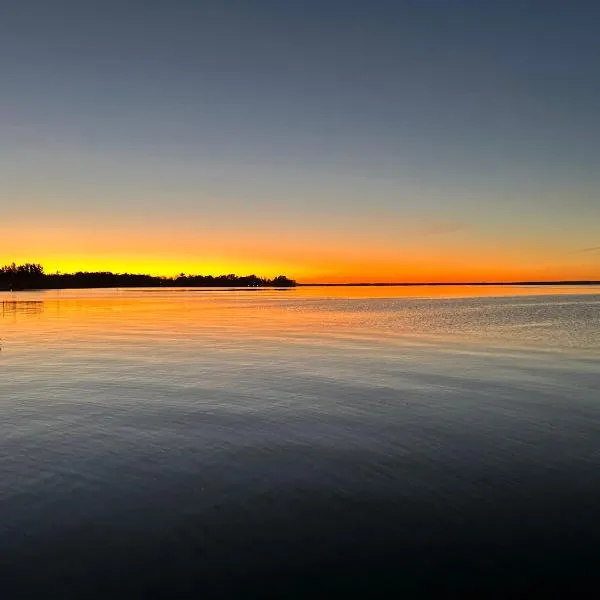 Lake Drive apartment, hotel en Georgina