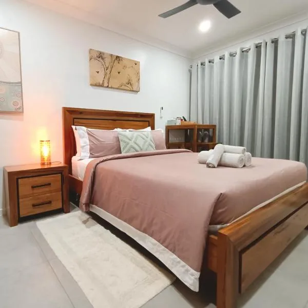 Deluxe Queen Studio, hotel di Holmview