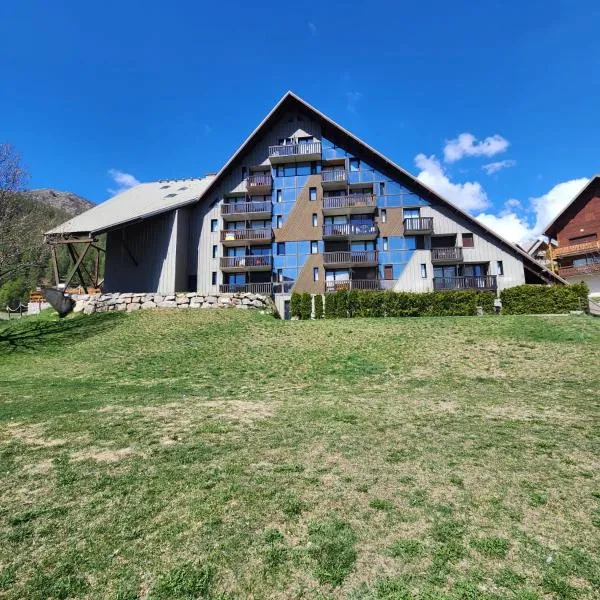 Charmant studio cosy au cœur de Réallon - Wifi, hotel en Réallon