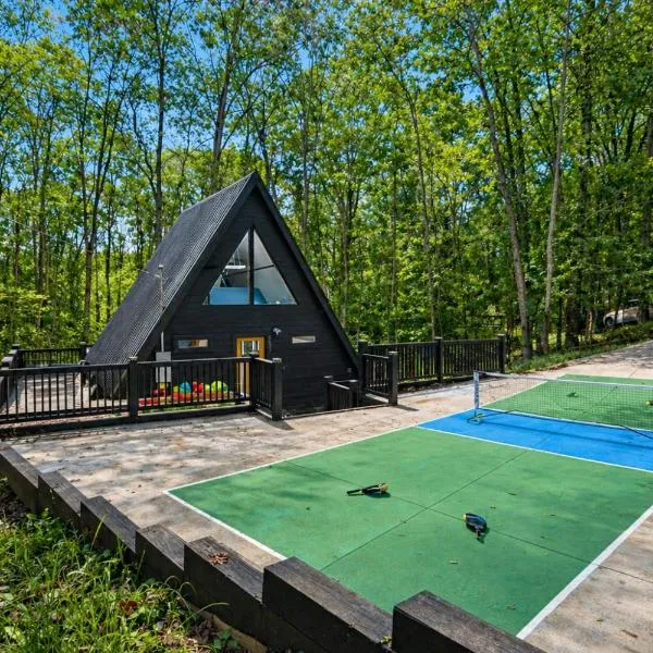 Viesnīca TOP GUEST FAVORITE A-Frame with Sauna & Pickleball pilsētā Blūridža