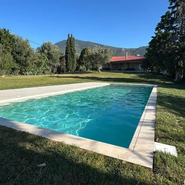 Authentic Anixi Villa with Pool & Guest Suite, hotell i Loukísia