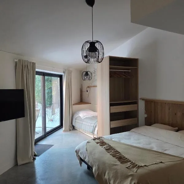 Logie De Jul Studio met privéterras nabij Kortrijk, hotel Zwevegemben