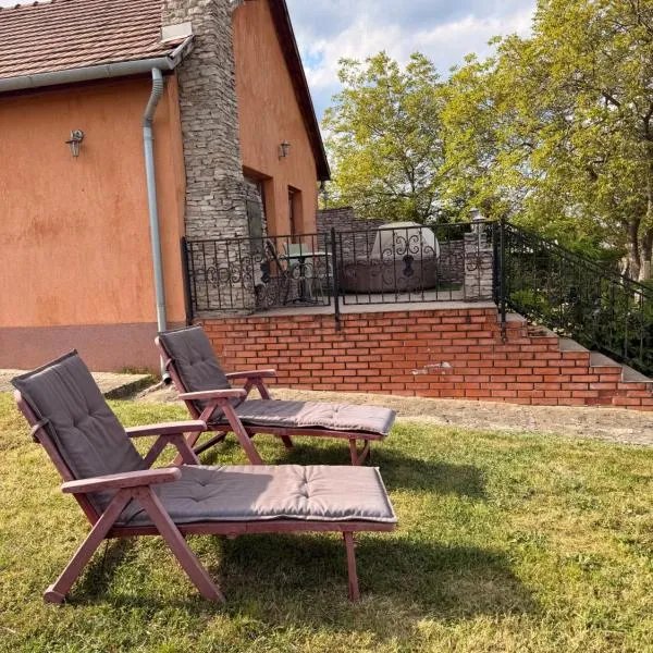 GreenPark Candy Manor with Large Garden Close to Tokaj, hotel di Bekecs