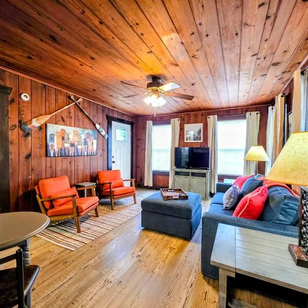 #04-Adorable Large 1 Bedroom Lakeside Cottage- Pet Friendly, hotel in Hot Springs