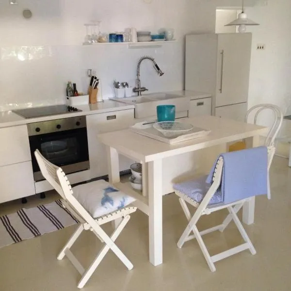 White Apartment Krk With Private Garden, Hotel in Krk
