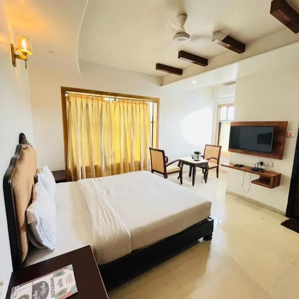 METRO Hotel I 966o9o1oo6 just 500mtr From shreenathji temple By SK, Hotel in Nāthdwāra