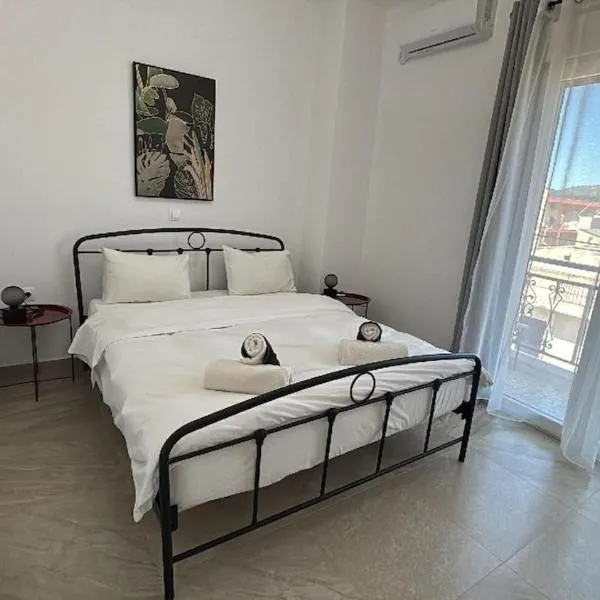 NEW 2 steps away from the port charming house โรงแรมในลาวริออน