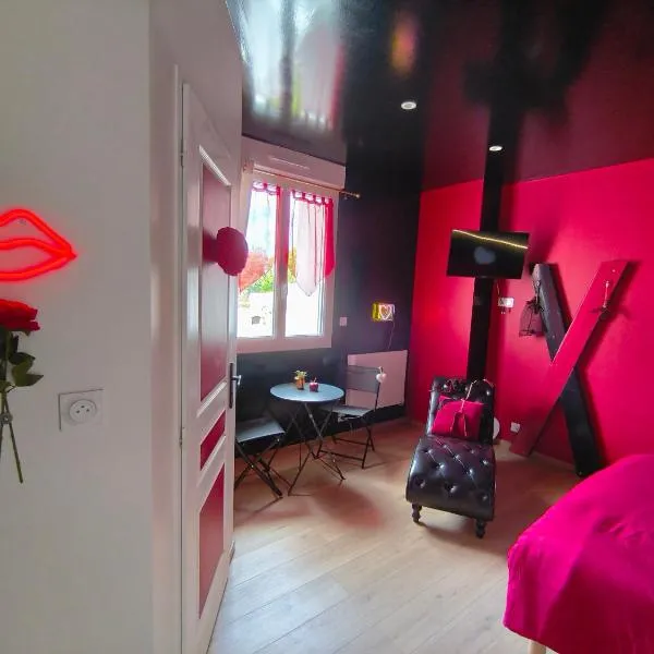 LOVE Room intime & élégante-Expérience Romantique près de Royan, Côte Atlantique، فندق في Breuillet