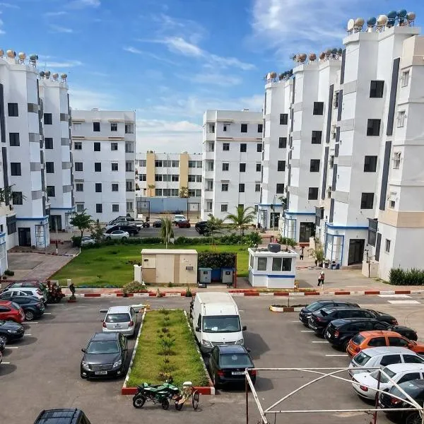 Spacious 2BR Apartment with Moroccan Salon near Aquaparc Tamaris, Casablanca, khách sạn ở Casablanca