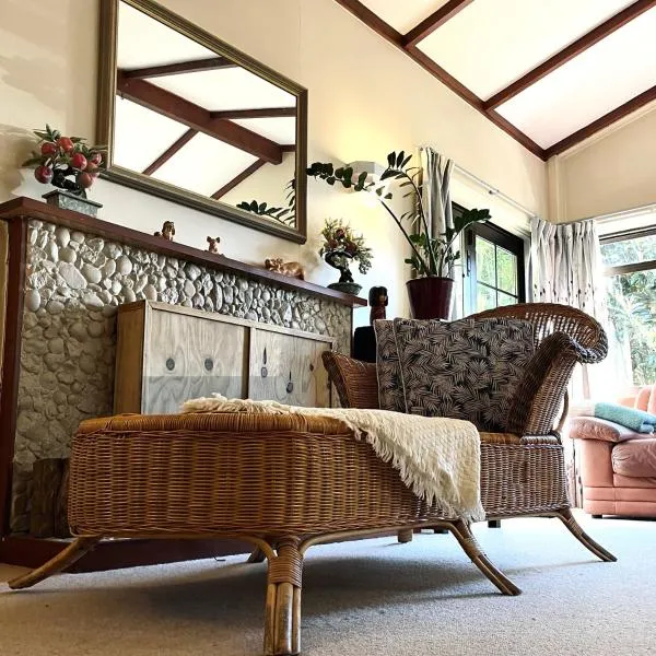 Peaceful Green Bay Charmer, hotel in Auckland