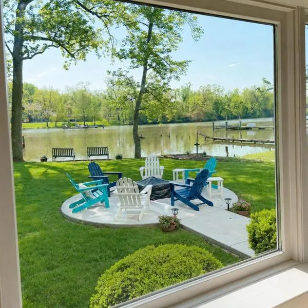 Annapolis Charm Waterfront Getaway Near USNA - FISH & CRAB from your PRIVATE PIER!, hotel i Annapolis