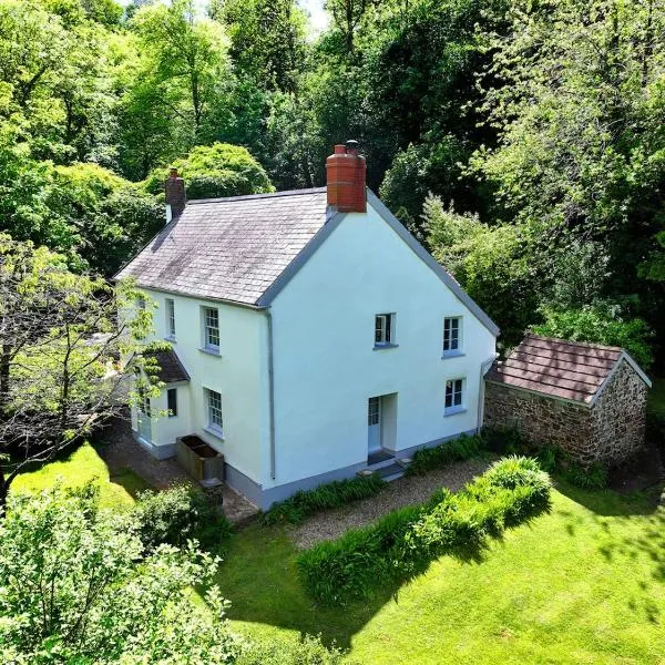 Idyllic cottage with large garden near the sea, Hotel in Bucks Mills