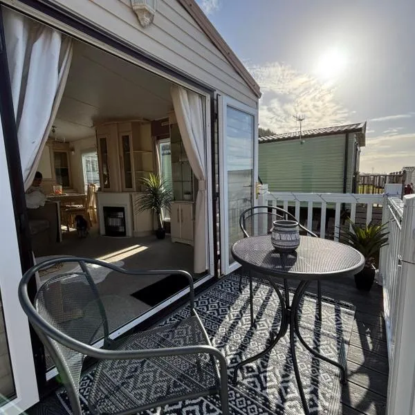 Welsh Bay Hideaway 2 bed caravan with sun deck, hotel in Aberystwyth
