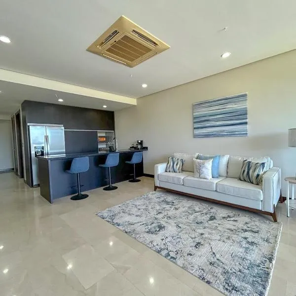 Ocean View Luxury Condo Pool Jacuzzi and Marina Access Playa Herradura, hotel u gradu 'Herradura'