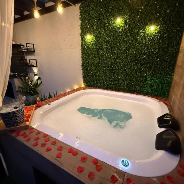 REFÚGIO COM JACUZZI E 2 SUÍTES - Governador Celso Ramos