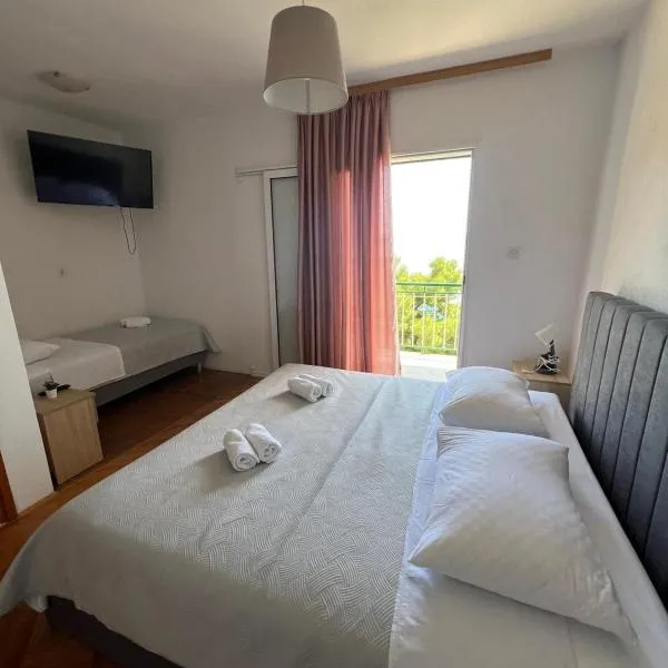 Rooms with shared kitchen "Milica": Drvenik şehrinde bir otel