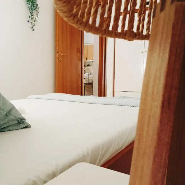 NiK Seaview Suite Balcony Steps from Beach, отель в городе Флогита
