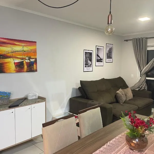 Apto aconchegante com 2 quartos completos, hotel sa Biguaçu