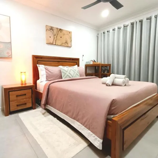 Private Studio with Free Parking, hotel di Holmview