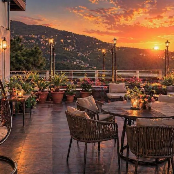 Viesnīca The Grand W H I T E - A Premium Hotel near new BUS STAND SIMLA- Centrally heated #ROOFTOP TERRACE #PARKING # pilsētā Šimla