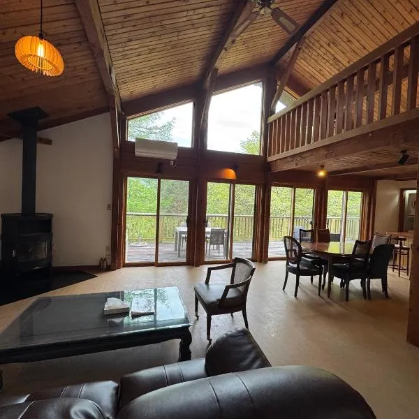 Cabin D 3min walk Lake Saiko remote work BBQ, 5min drive Kawaguchi Lake Mt Fuji view, hotel Naruszavában