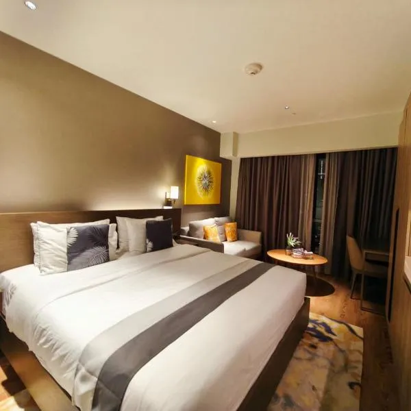 Light Premium Suites, Novotel Acqua Manila near Makati, hotelli kohteessa Manila