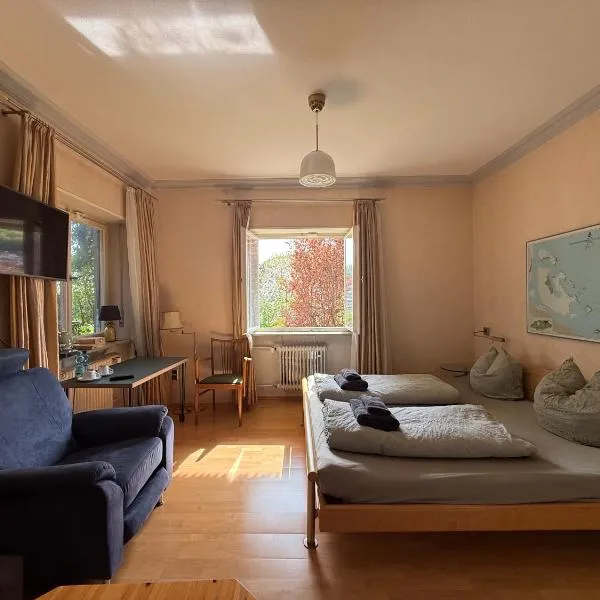 Lautertal Panorama-Suite - Kingsize-Bett & Badewanne & Dusche - Raucherbereich vor überdachten Terrasse - Rosengarten - Parkplätze 15m entfernt- Naturschutzgebiet vor Haustüre - sehr ruhige Gegend - Self-Checkin - 45qm2, מלון בבלאושטיין