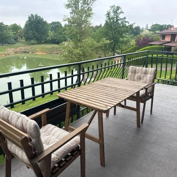 Ampio Appartamento con vista lago, sauna e camino Golf club Margara, hotel em Fubine