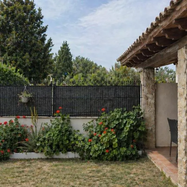 Chalet con jardin cerca de la playa, hotel a Can Pastilla