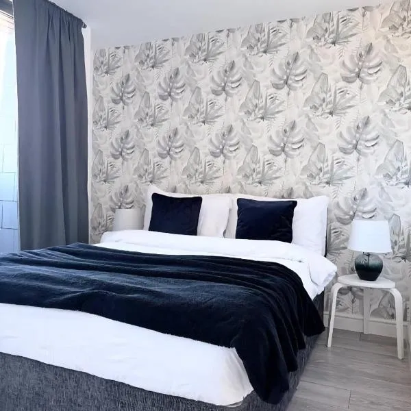 Spacious Ealing Broadway 1Bed Flat - Terrace & Near Tube, hotel en Ealing