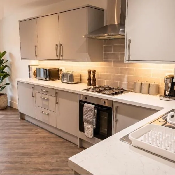 2 Bed Bungalow - Parking - New Build - High End Furnishings - Wheel Chair Accessible - Large Enclosed Garden - Dog Friendly, hotell i Rotherham