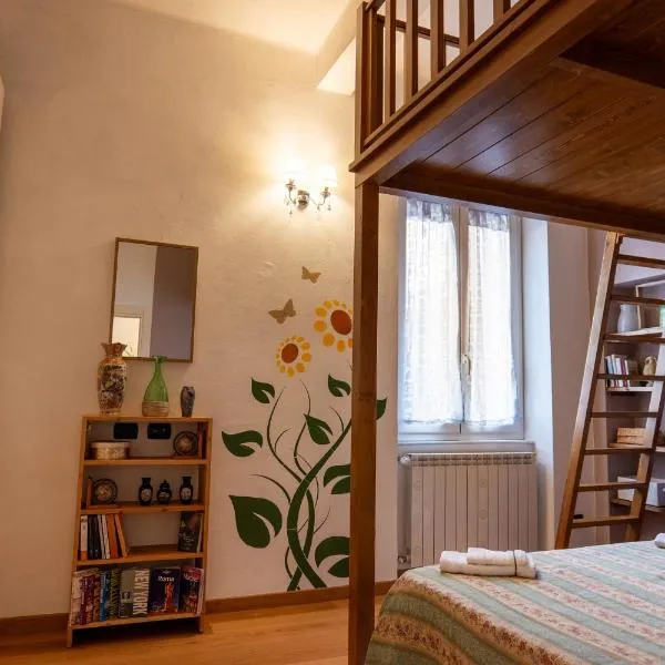 Casa42 Luce quiete e relax a 150m da Piazza Duomo、ピエトラサンタのホテル