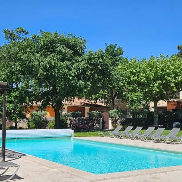 Les Sables d'Ocre & SPA, hótel í Roussillon