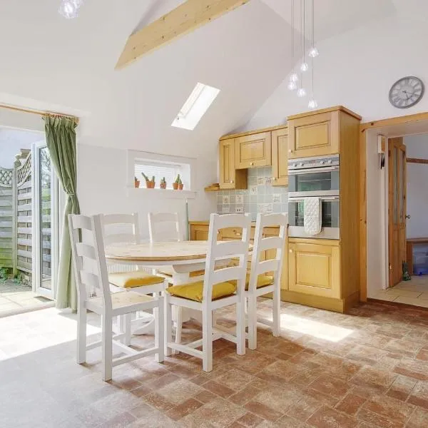 The Stables Hill Top Farm โรงแรมในHazelbury Bryan
