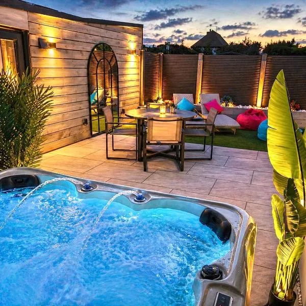 Island-Style Beach Retreat - Hot Tub & Sauna Bliss - Close to AFC Bournemouth - Close to Town and Beaches, hotel a Bournemouth