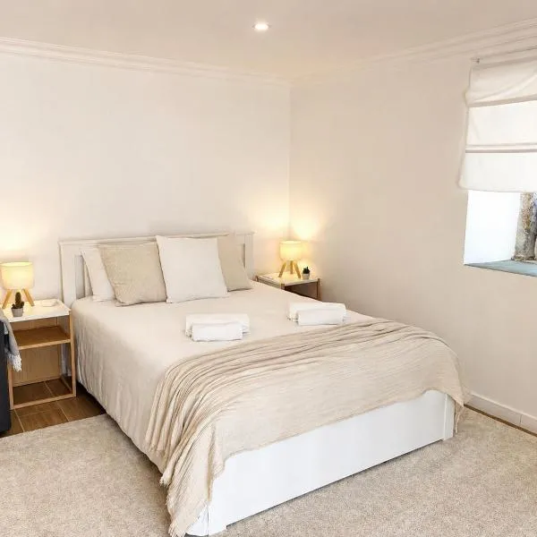 Modern Studio with Private Patio near Cascais & Sintra, hotel in Alcabideche