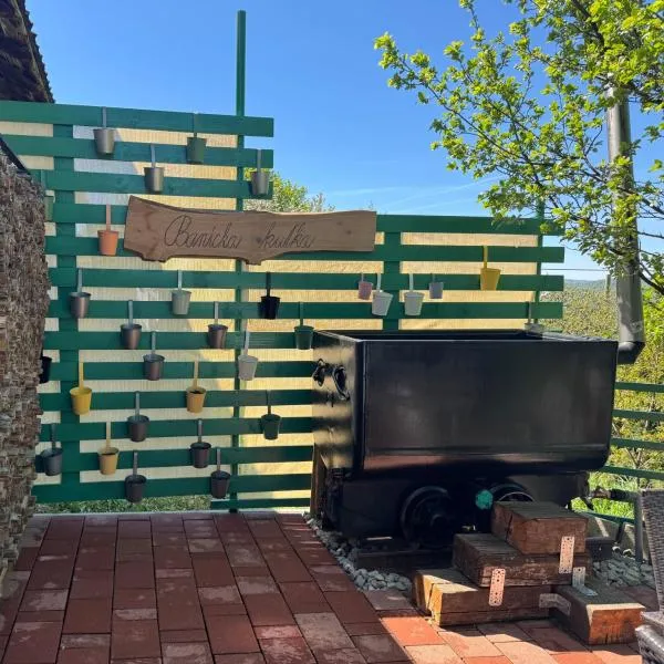 Banícka kuťka s kaďou z banského vozíka, hotel a Revúca