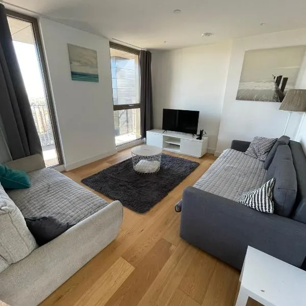 LUXURY SERVICED APARTMENT*****, ξενοδοχείο στο Κρόιντον