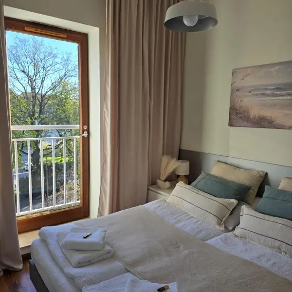 Coastal Calm Apartment Platan Świnoujście, хотел в Швиноуйшче