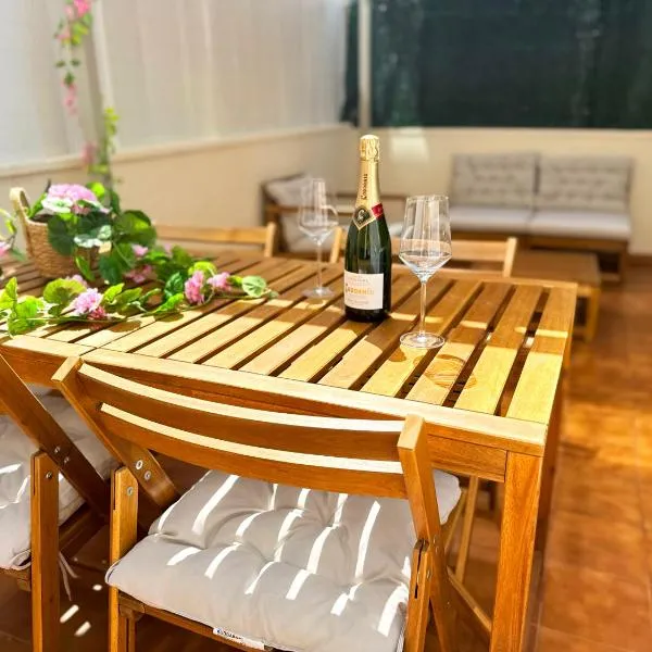 Apt con chill-out, piscina en la azotea a 5 min de la playa y parking privado, hotel a Cambrils