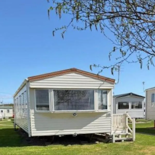 3-Bed Caravan Sleeps 8 w Parking 15 min to Beach, хотел в Мейбълторп