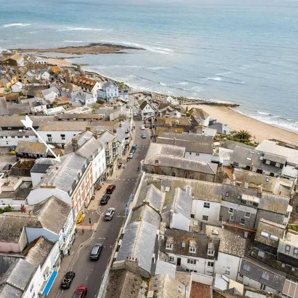 Stylish Retreat in Central Lyme Regis Sleeps 2 plus one, hotel in Lyme Regis